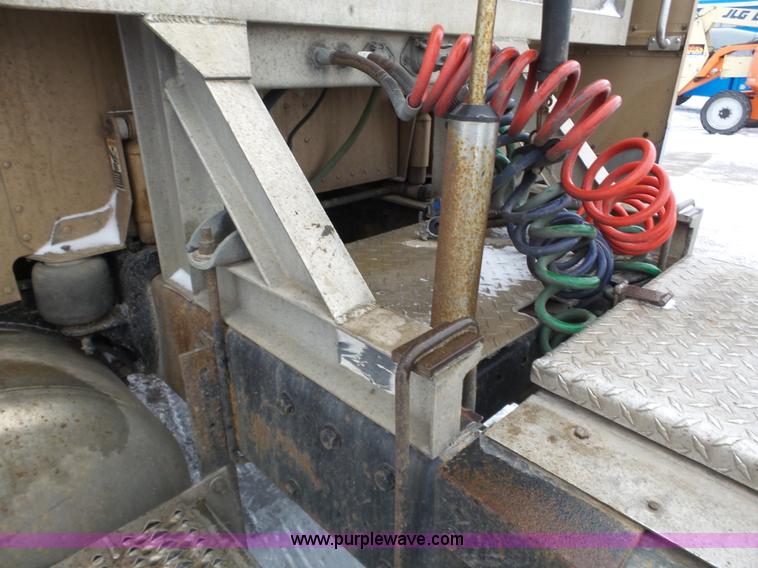 image for item J8796 2000 Peterbilt 379 semi truck