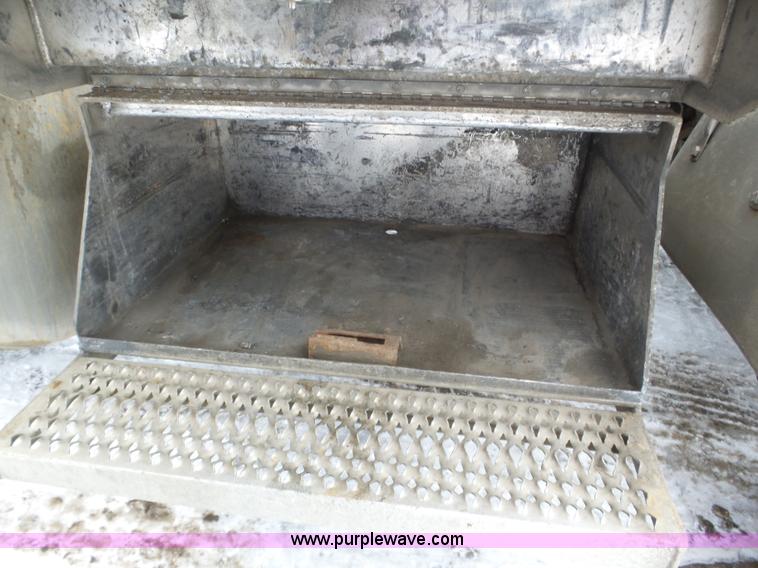 image for item J8796 2000 Peterbilt 379 semi truck