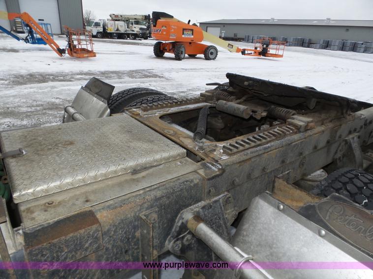 image for item J8796 2000 Peterbilt 379 semi truck