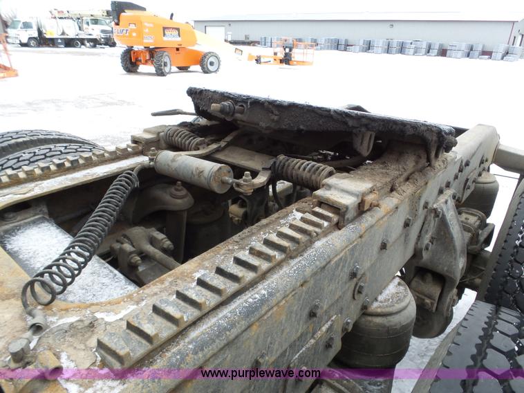 image for item J8796 2000 Peterbilt 379 semi truck