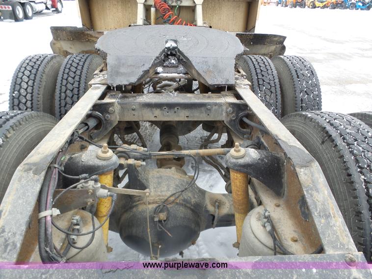 image for item J8796 2000 Peterbilt 379 semi truck