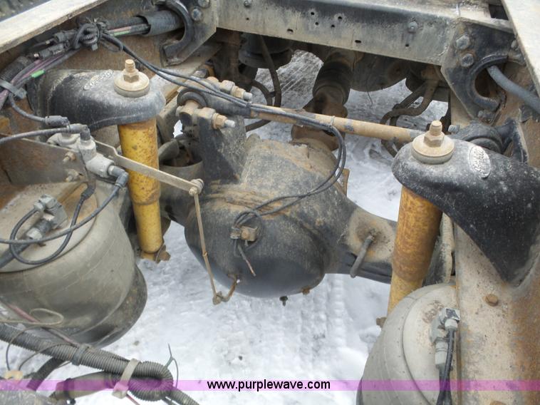 image for item J8796 2000 Peterbilt 379 semi truck