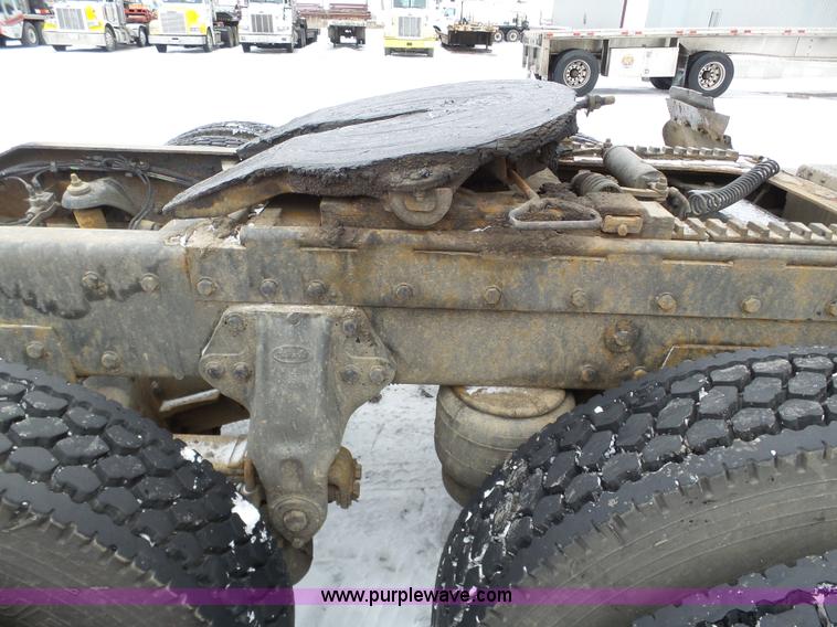 image for item J8796 2000 Peterbilt 379 semi truck