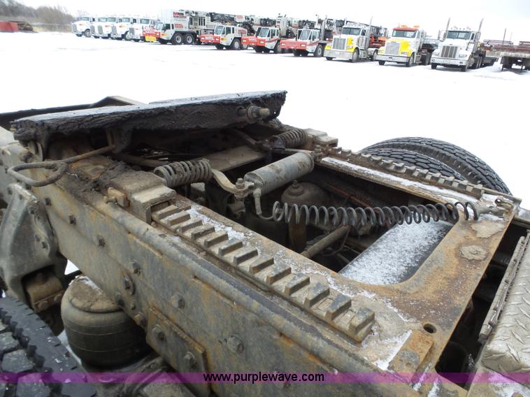 image for item J8796 2000 Peterbilt 379 semi truck