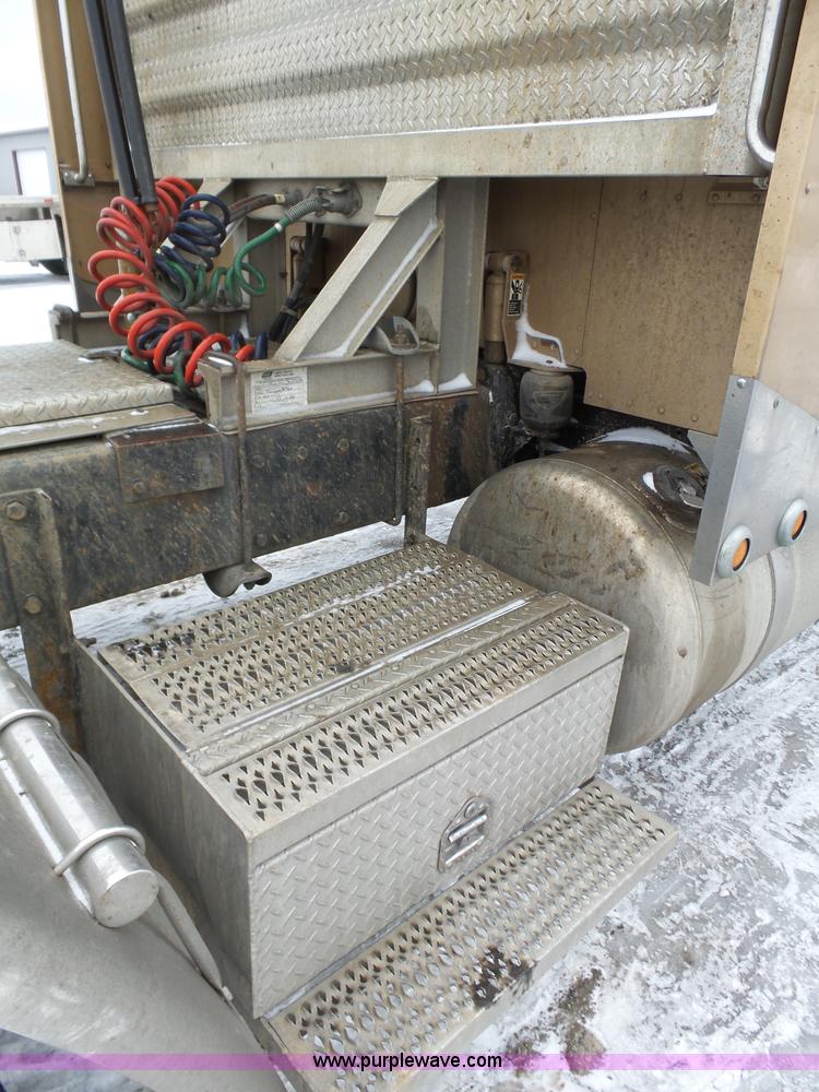 image for item J8796 2000 Peterbilt 379 semi truck