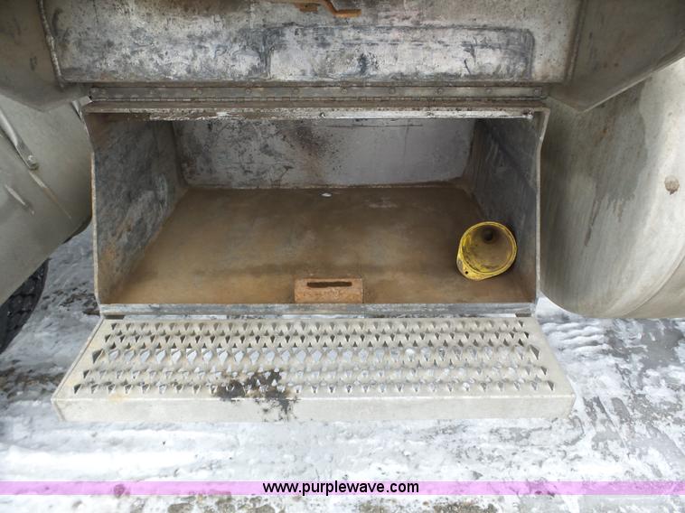 image for item J8796 2000 Peterbilt 379 semi truck