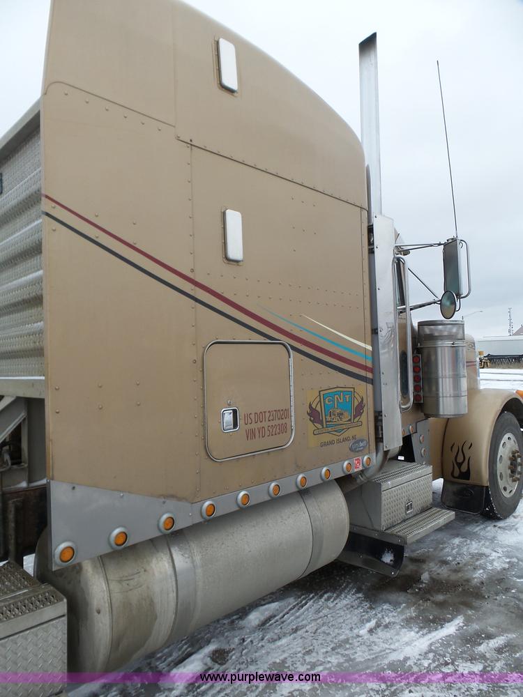 image for item J8796 2000 Peterbilt 379 semi truck