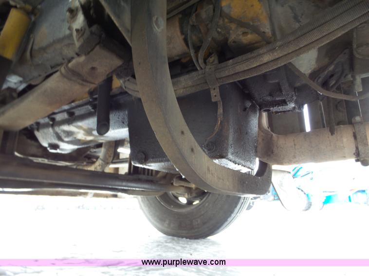 image for item J8796 2000 Peterbilt 379 semi truck