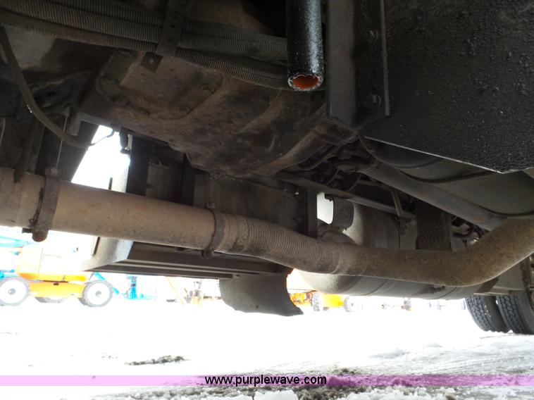 image for item J8796 2000 Peterbilt 379 semi truck