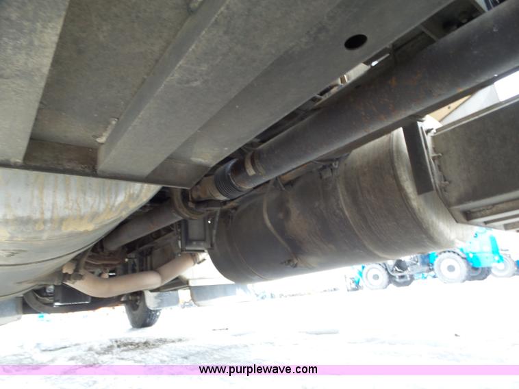 image for item J8796 2000 Peterbilt 379 semi truck