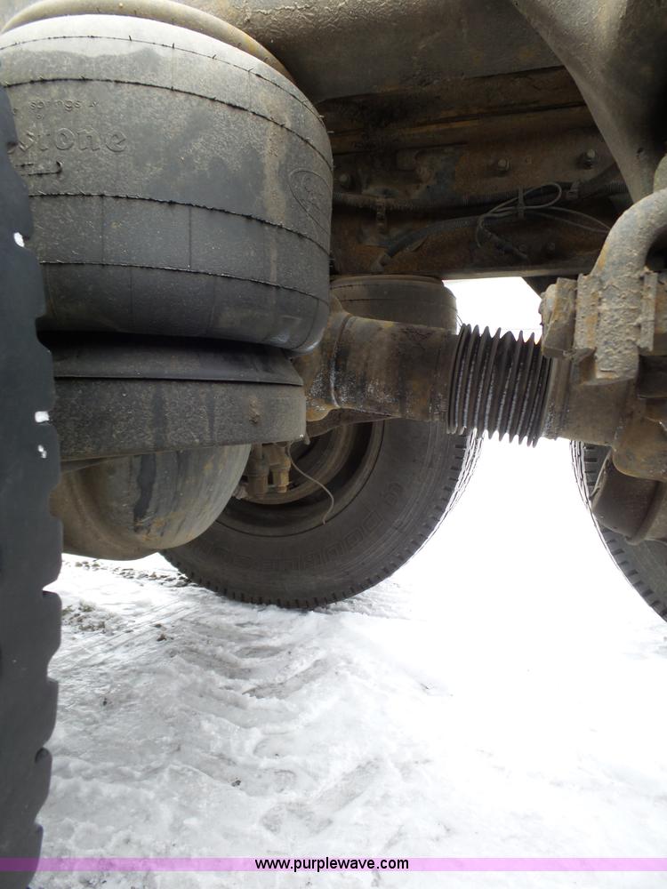 image for item J8796 2000 Peterbilt 379 semi truck