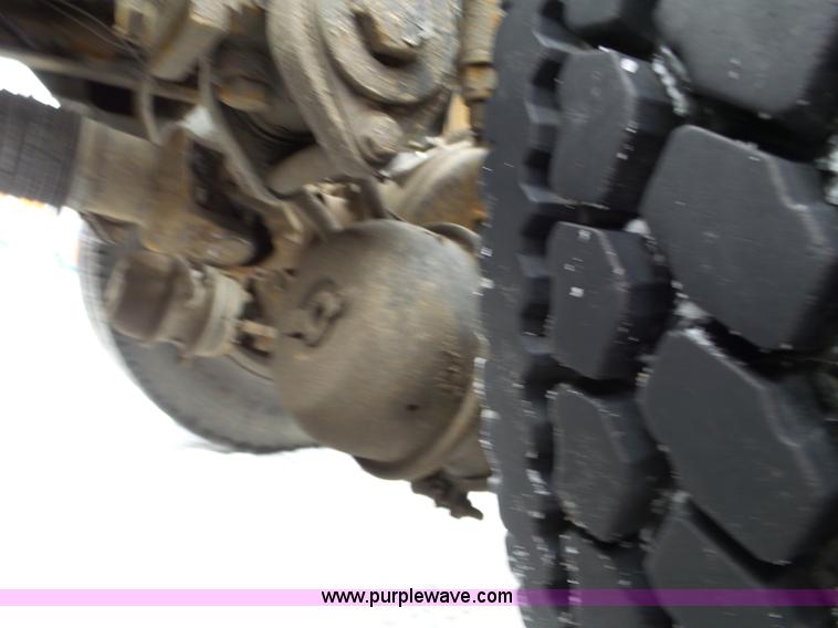 image for item J8796 2000 Peterbilt 379 semi truck