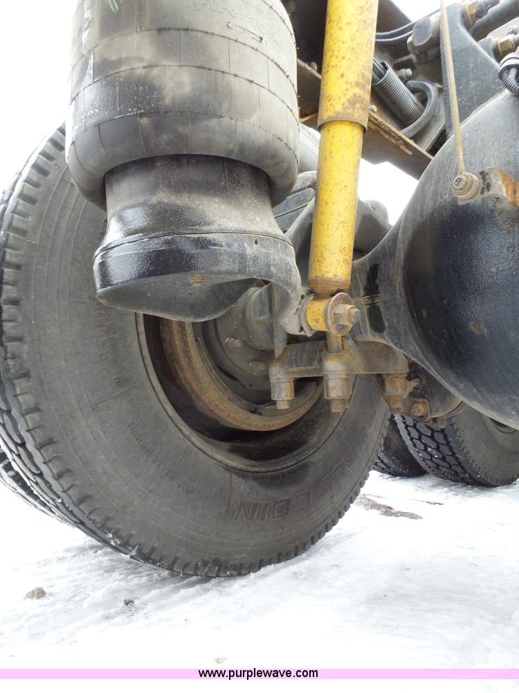 image for item J8796 2000 Peterbilt 379 semi truck