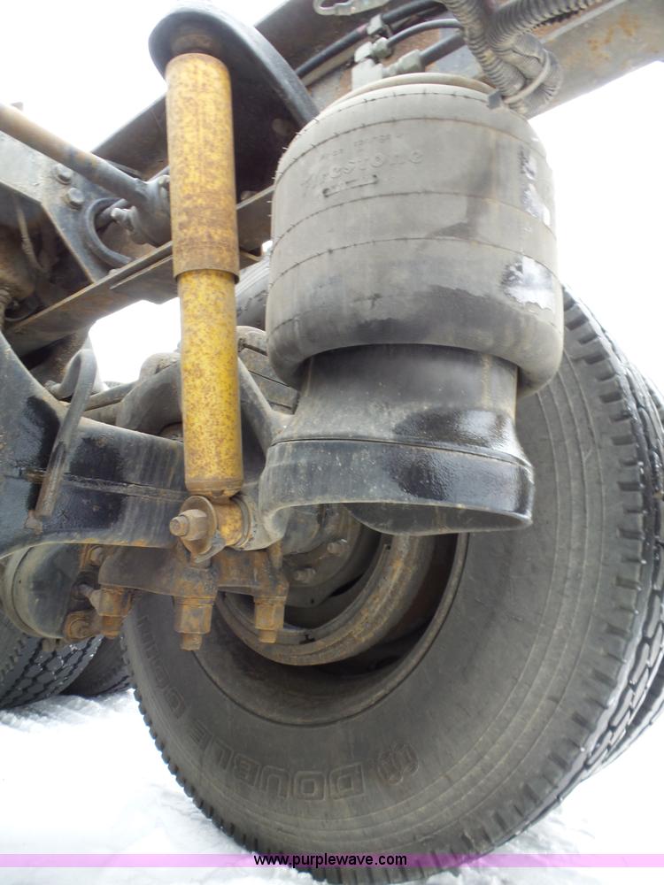 image for item J8796 2000 Peterbilt 379 semi truck