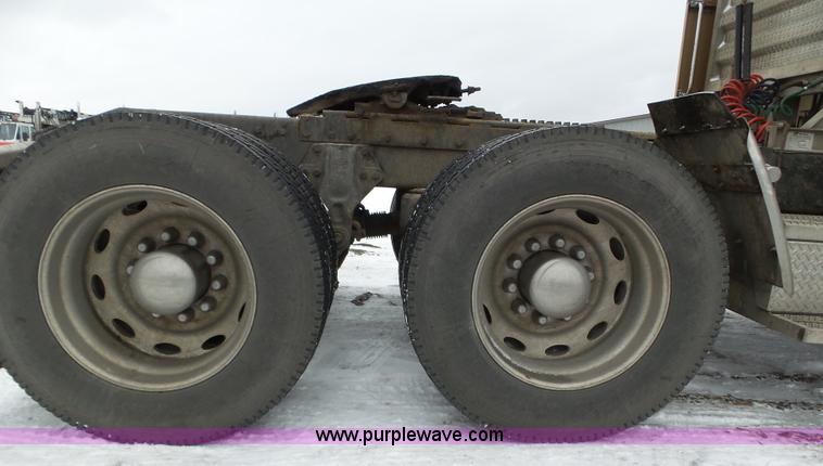 image for item J8796 2000 Peterbilt 379 semi truck