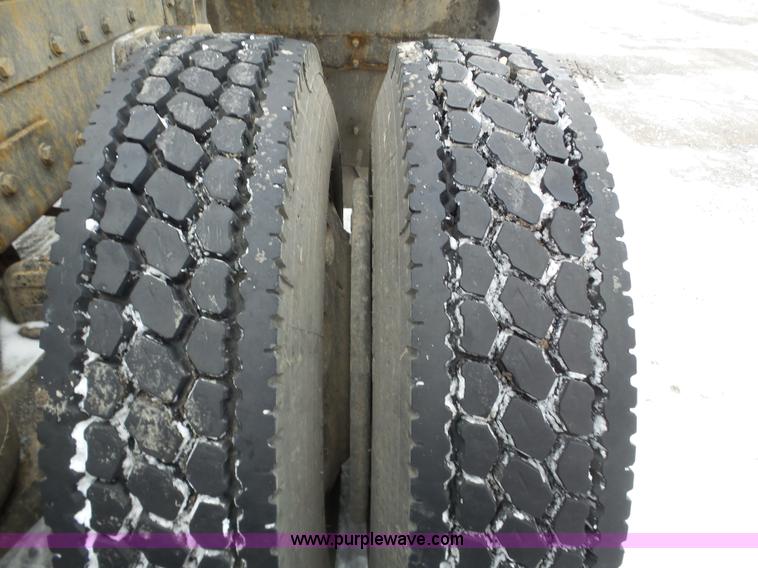 image for item J8796 2000 Peterbilt 379 semi truck