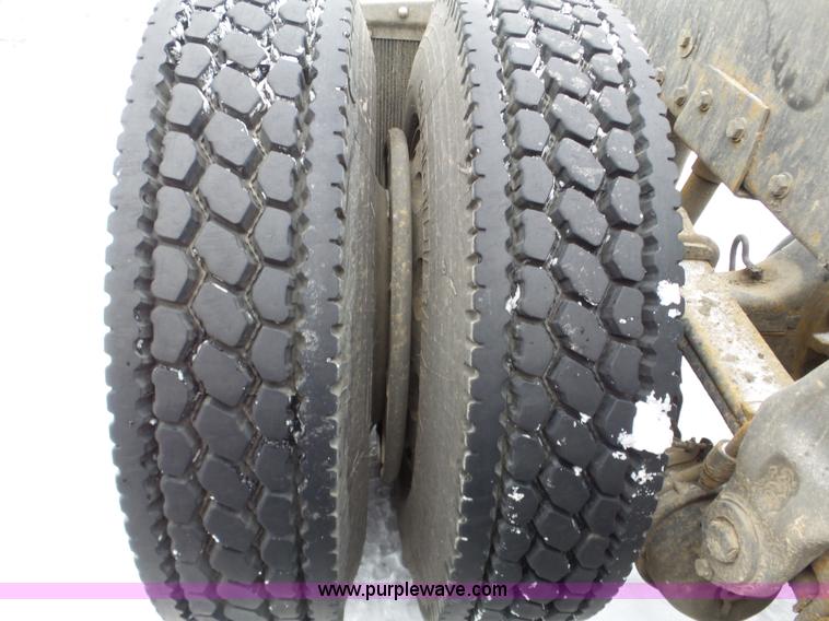 image for item J8796 2000 Peterbilt 379 semi truck