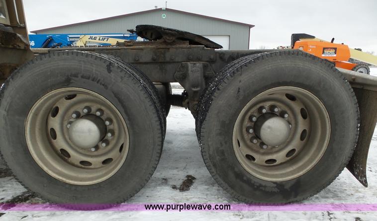 image for item J8796 2000 Peterbilt 379 semi truck