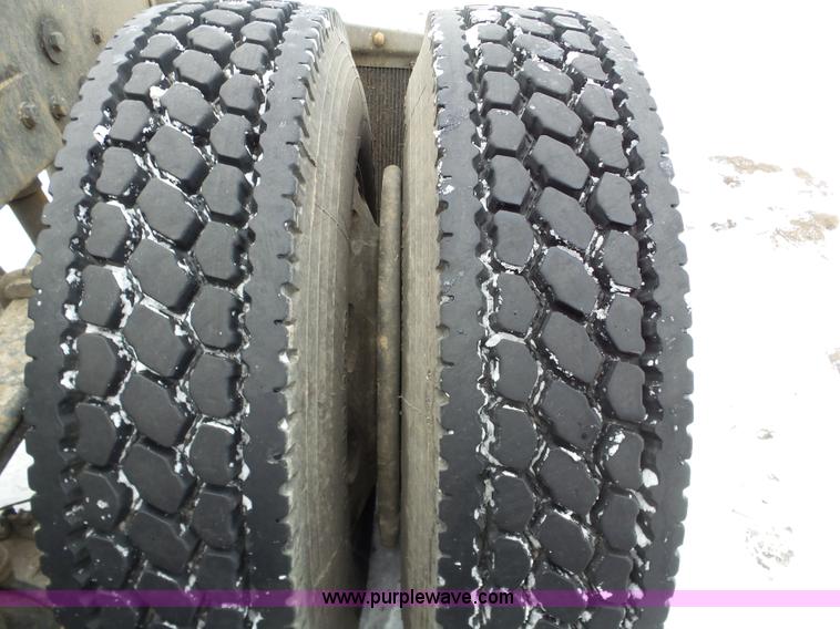 image for item J8796 2000 Peterbilt 379 semi truck