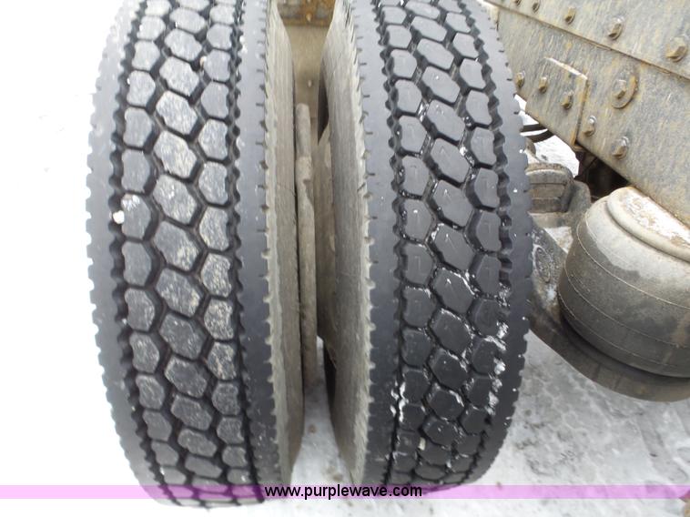 image for item J8796 2000 Peterbilt 379 semi truck