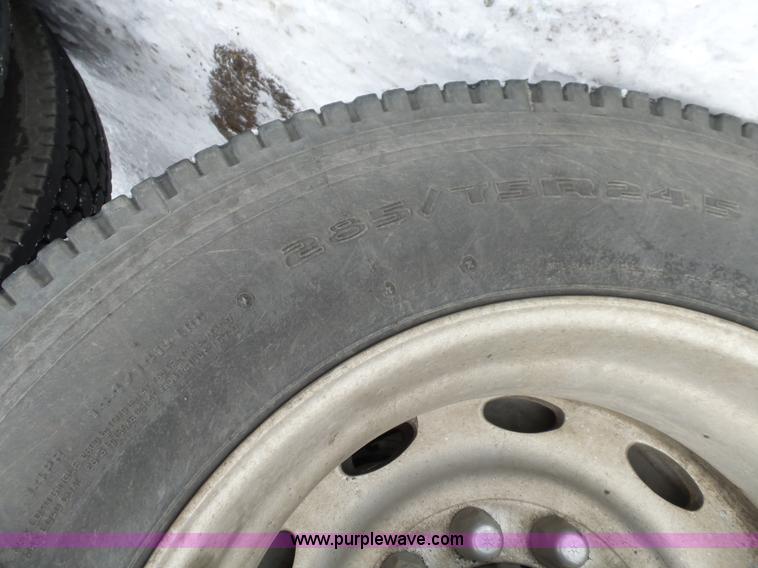 image for item J8796 2000 Peterbilt 379 semi truck