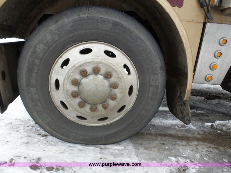 image for item J8796 2000 Peterbilt 379 semi truck