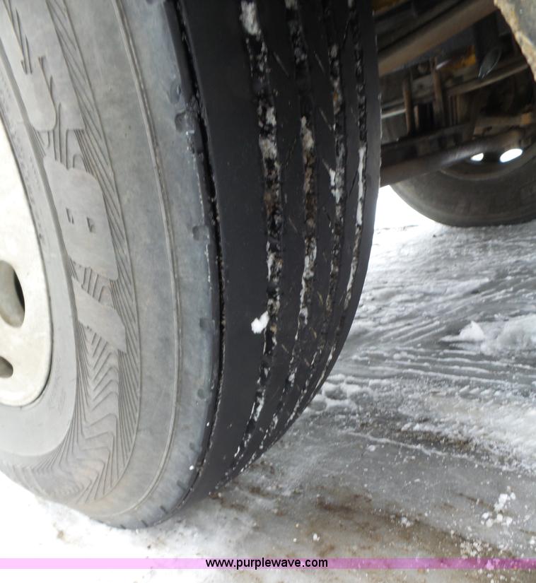 image for item J8796 2000 Peterbilt 379 semi truck