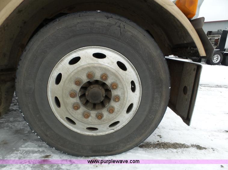 image for item J8796 2000 Peterbilt 379 semi truck