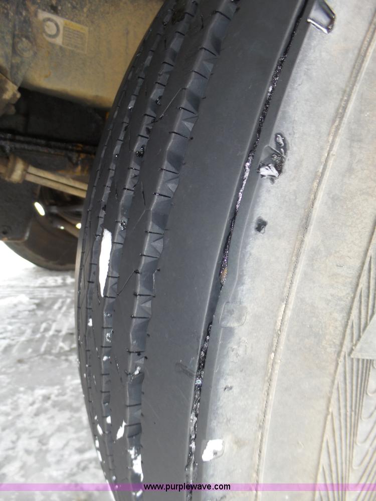 image for item J8796 2000 Peterbilt 379 semi truck