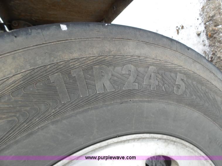 image for item J8796 2000 Peterbilt 379 semi truck