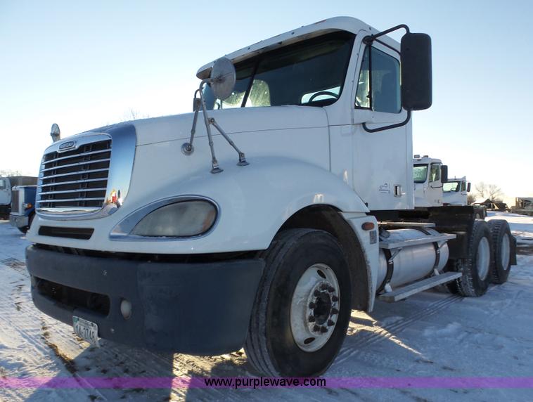 image for item J8798 2005 Freightliner Columbia semi truck
