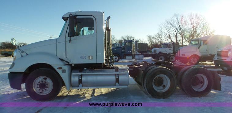 image for item J8798 2005 Freightliner Columbia semi truck