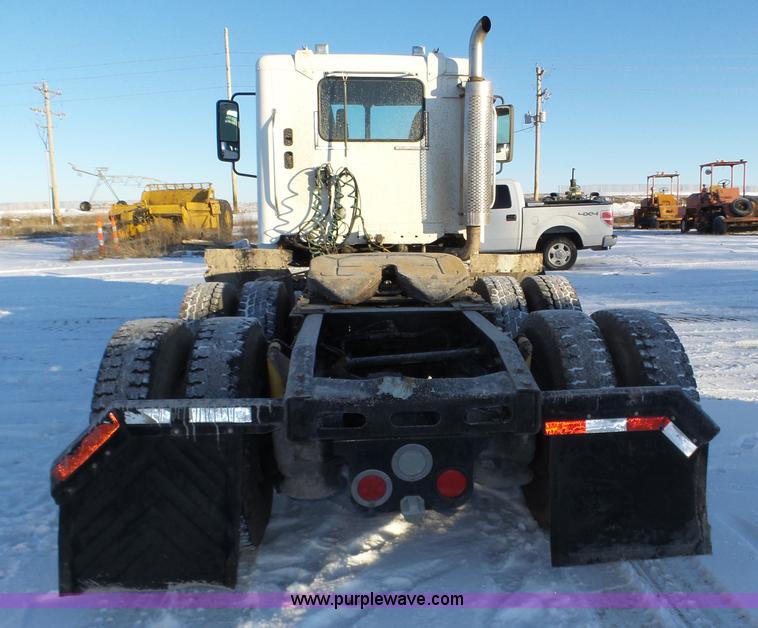 image for item J8798 2005 Freightliner Columbia semi truck