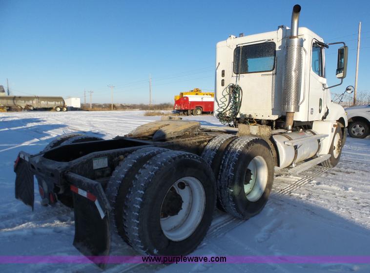 image for item J8798 2005 Freightliner Columbia semi truck