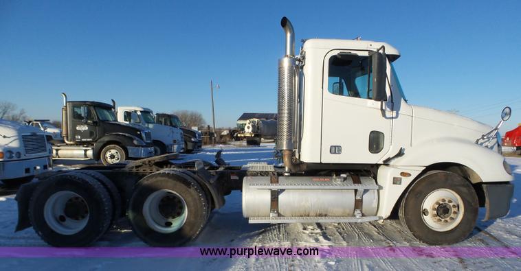 image for item J8798 2005 Freightliner Columbia semi truck