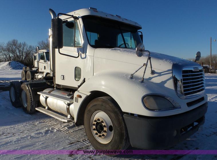 image for item J8798 2005 Freightliner Columbia semi truck