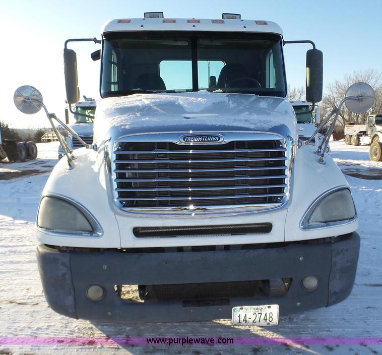 image for item J8798 2005 Freightliner Columbia semi truck