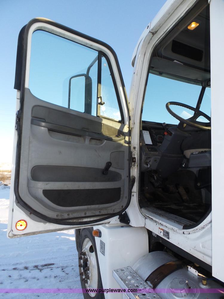 image for item J8798 2005 Freightliner Columbia semi truck