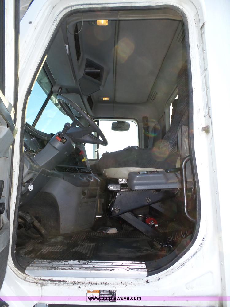 image for item J8798 2005 Freightliner Columbia semi truck