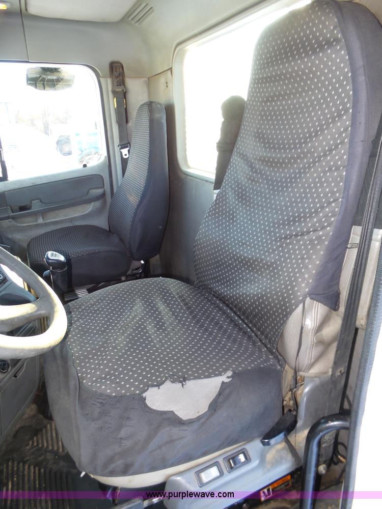 image for item J8798 2005 Freightliner Columbia semi truck