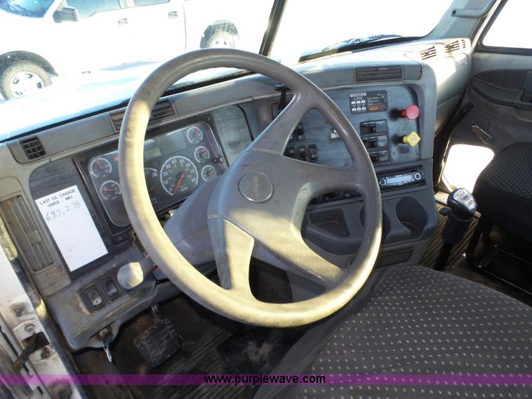 image for item J8798 2005 Freightliner Columbia semi truck