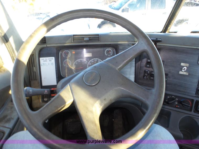 image for item J8798 2005 Freightliner Columbia semi truck