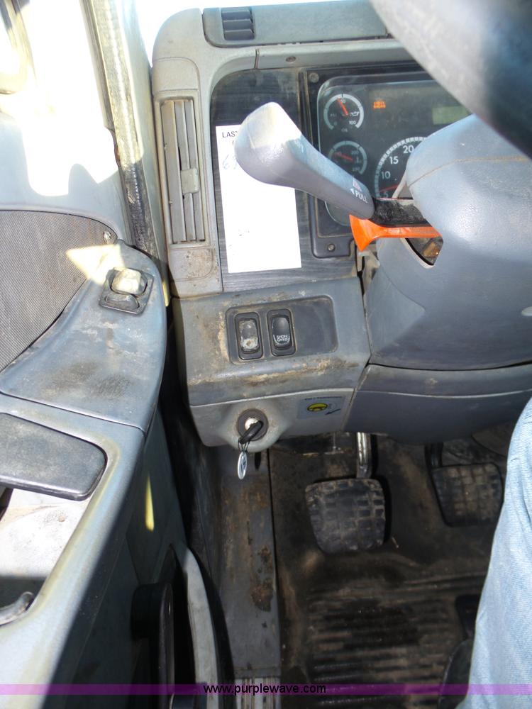 image for item J8798 2005 Freightliner Columbia semi truck