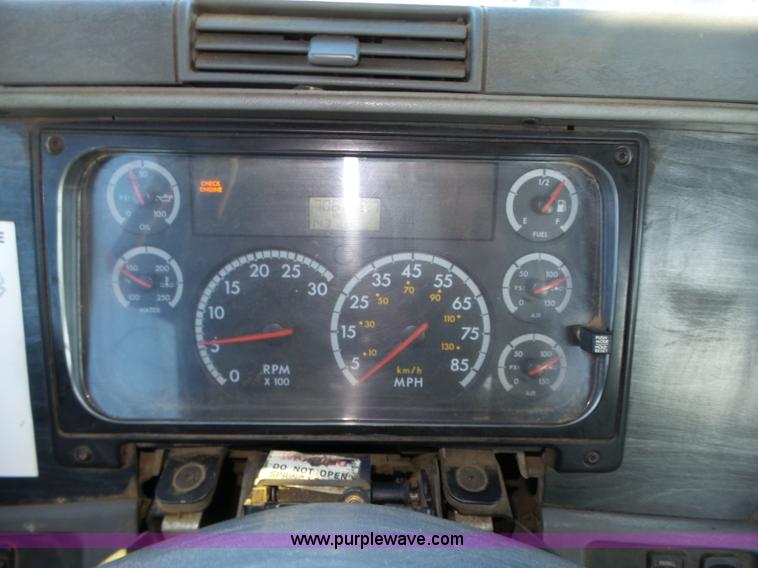 image for item J8798 2005 Freightliner Columbia semi truck