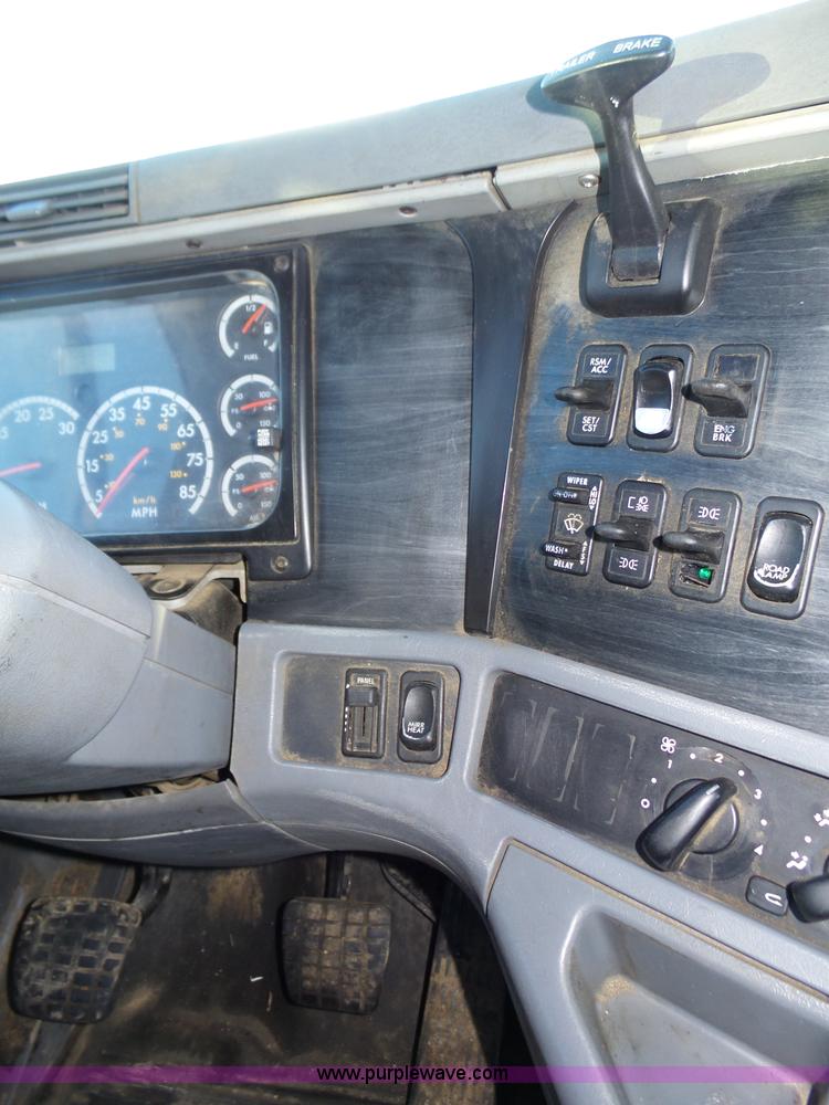 image for item J8798 2005 Freightliner Columbia semi truck