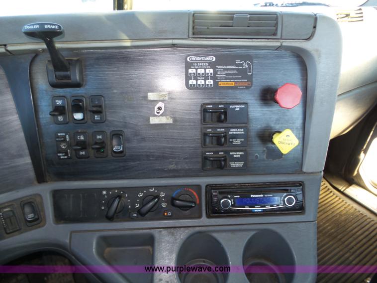 image for item J8798 2005 Freightliner Columbia semi truck