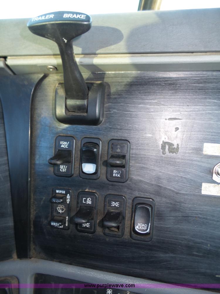 image for item J8798 2005 Freightliner Columbia semi truck