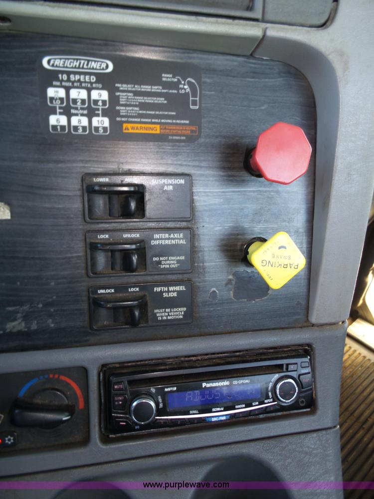 image for item J8798 2005 Freightliner Columbia semi truck