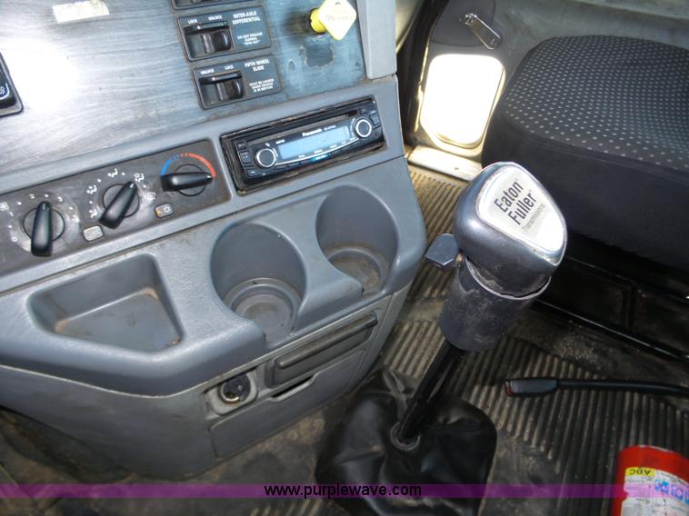 image for item J8798 2005 Freightliner Columbia semi truck