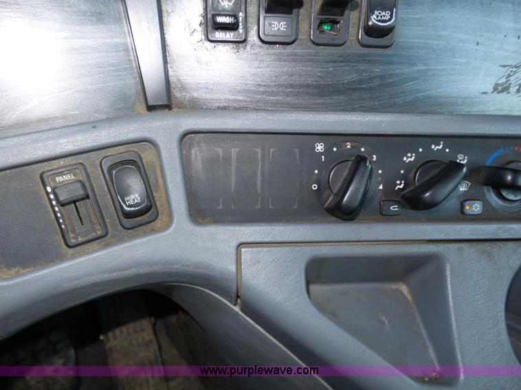 image for item J8798 2005 Freightliner Columbia semi truck